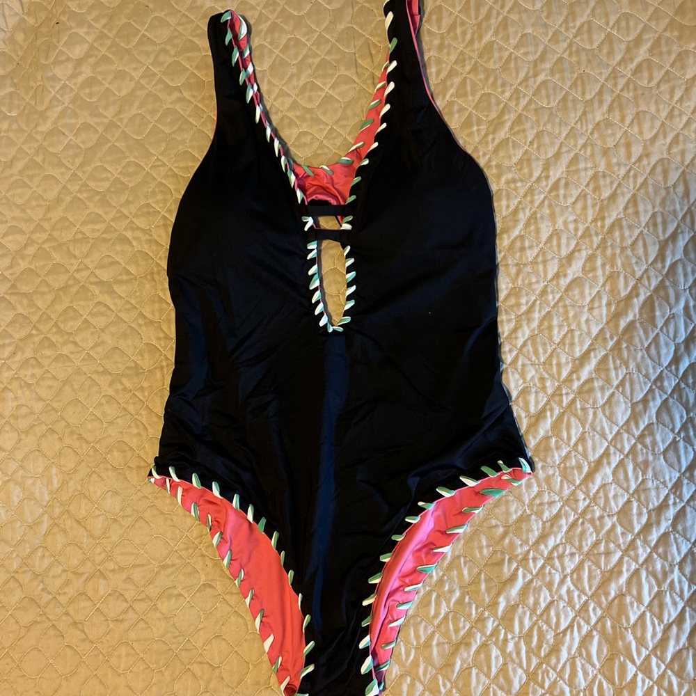 Adorable reversible one piece 🫠🖤💗 S/M